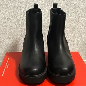 Dolce Vita - Chelsea Black Boot - Size : US 6 - Faux Leather w/ 2.5” block heel